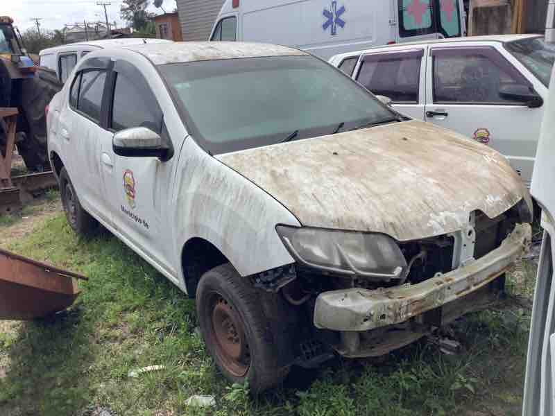 Carro branco com ausência de peças frontais, incluindo o para-choque, e com pintura desgastada, em área de veículos inservíveis, destinado à avaliação de bens móveis para o poder público.