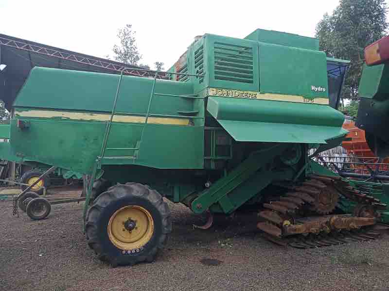 Colheitadeira agrícola de arroz John Deere em inspeção pericial técnica para determinar eficiência operacional e conformidade com normas de segurança.