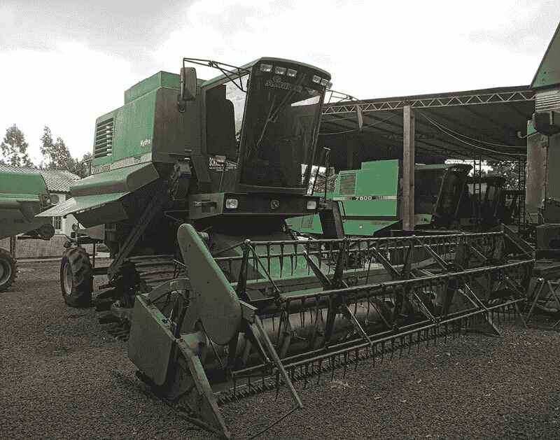 Colheitadeira agrícola estacionada em pátio, ilustrando serviços de avaliação de veículos, máquinas e equipamentos, com foco em perícias de engenharia mecânica e segurança do trabalho.