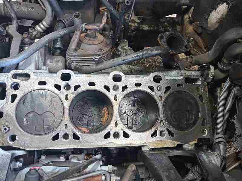 Bloco de motor desmontado avaliado durante perícia técnica para identificar defeitos ocultos e verificar conformidade com especificações técnicas.