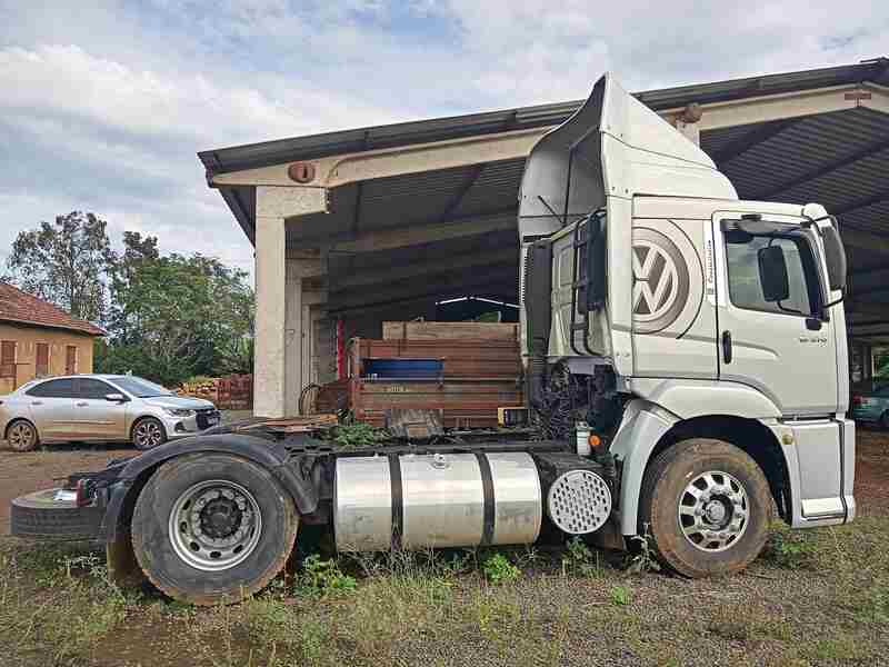 Caminhão Volkswagen prata avaliado em perícia judicial para inspeção de motor e diagnóstico de possíveis defeitos ocultos.