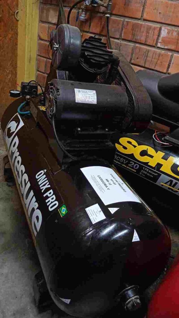 Detalhe de compressor e vaso de pressão com válvula de segurança e etiqueta de inspeção, seguindo certificação NR13 e rastreabilidade RBC.