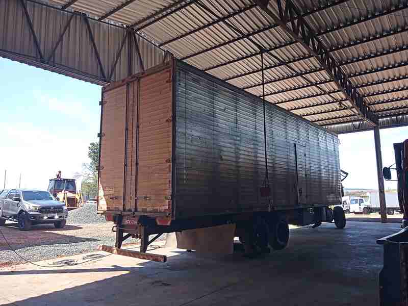 Caminhão com baú danificado, inspecionado durante perícia técnica para identificação das causas de má prestação de serviços.