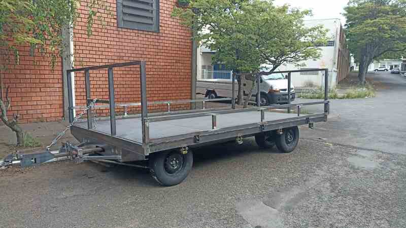 Implemento carreta plataforma estacionado, analisado durante perícia técnica para avaliação de conformidade estrutural e funcional.