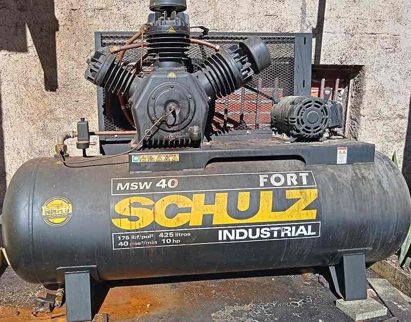 Compressor de ar comprimido industrial Schulz com tanque pressurizado, representando serviços de inspeção NR13, incluindo medições por ultrassom e testes hidrostáticos para garantir a segurança operacional.
