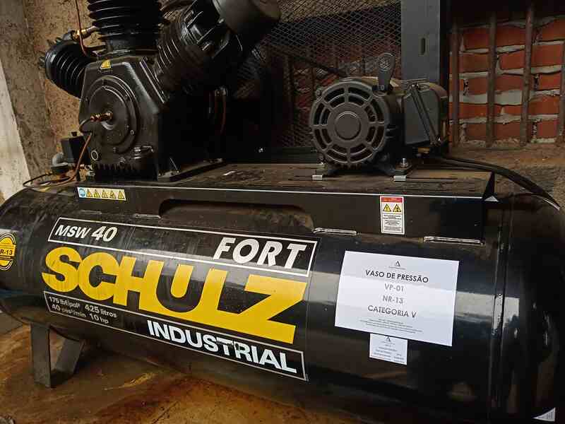 Inspeção de vaso de pressão Schulz Industrial em conformidade com a NR13, destacando etiquetas de categoria e procedimentos técnicos.