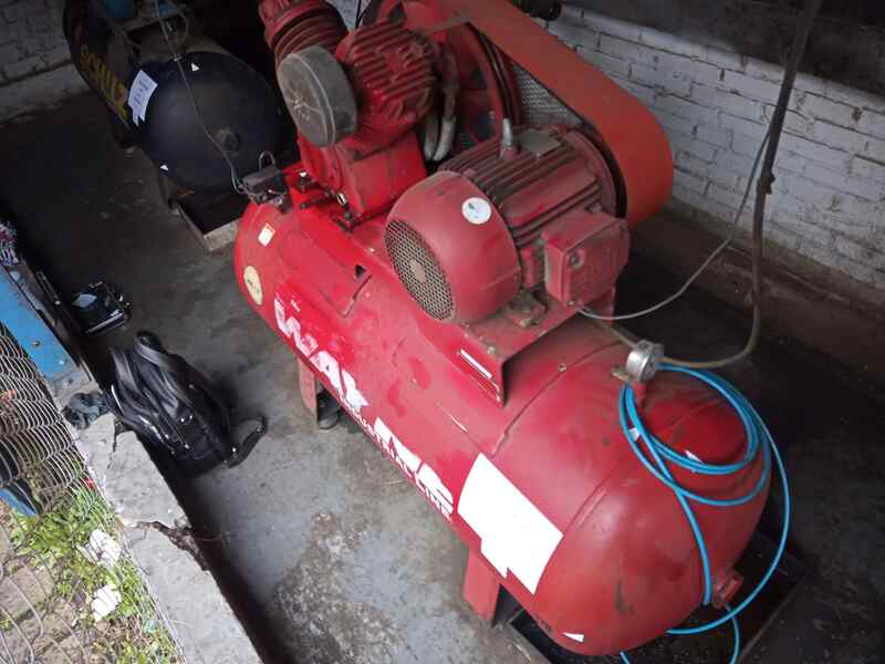 Compressor Wayne Industrial sendo submetido a inspeção periódica de vaso de pressão conforme regulamentação da NR13.