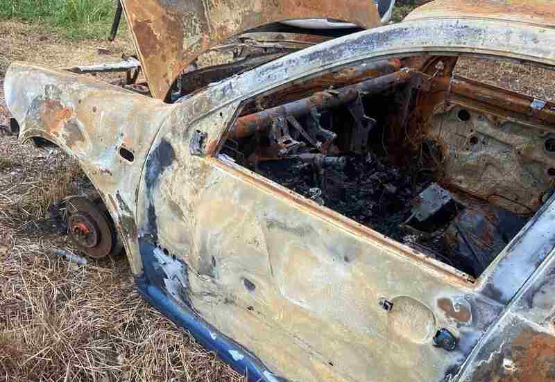 Investigação de incêndio em veículo com interior totalmente destruído por chamas, destacando análise técnica conduzida por perito em incêndios automotivos.