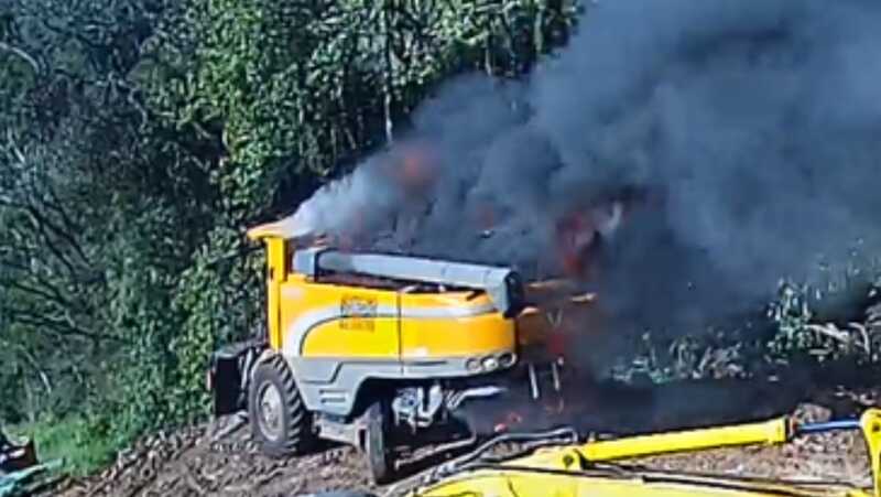 Incêndio em máquina agrícola capturado no momento das chamas, usado para investigação detalhada das causas por perito em incêndios industriais.