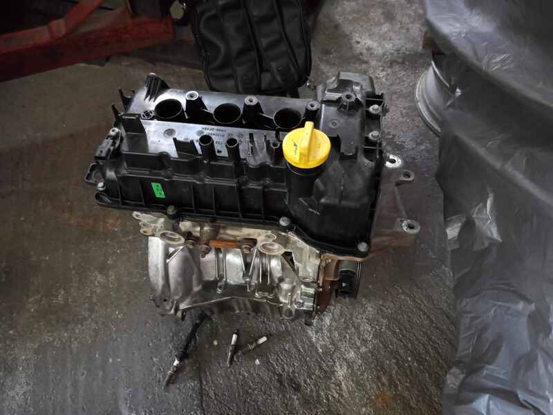 Motor desmontado durante perícia técnica para avaliação de defeitos ocultos e comprovação de problemas em demandas judiciais.