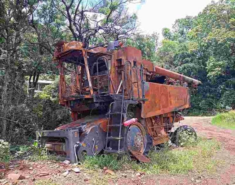Máquina agrícola incendiada em área externa, representando serviços de perícia técnica para investigação de causas, origens e dinâmica de incêndios em veículos e equipamentos.
