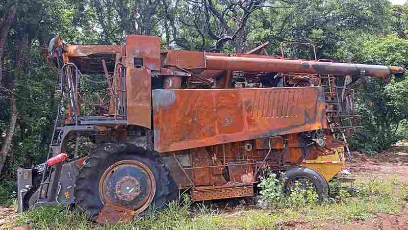 Máquina agrícola destruída após incêndio, com foco na perícia de incêndios e análise detalhada das causas conduzida por engenheiro perito especializado.