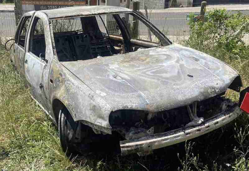 Perícia de incêndio em veículo modelo Golf, analisando danos estruturais após queima total, realizada por perito engenheiro especializado em investigação de incêndios.