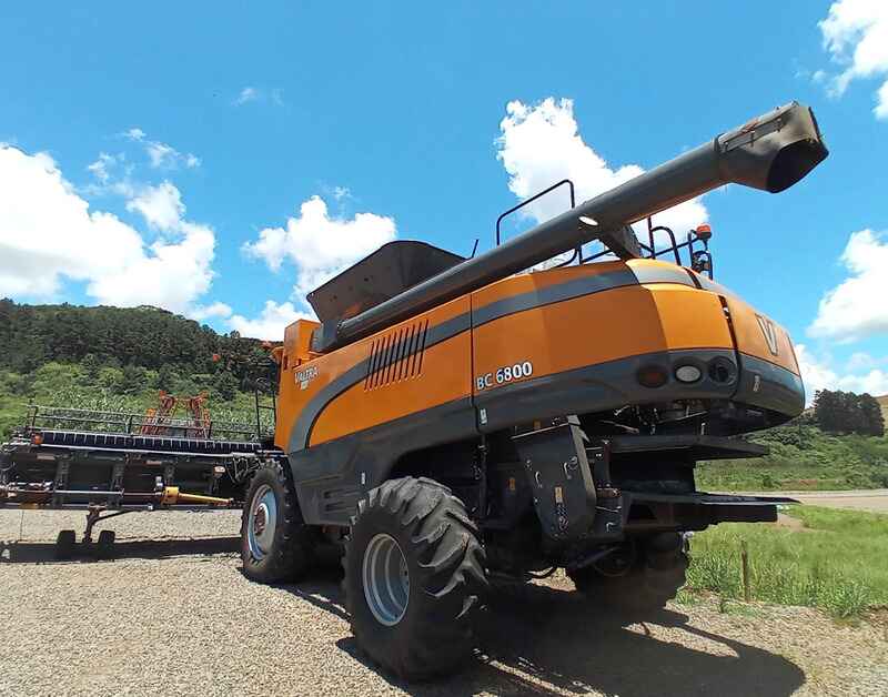 Colheitadeira agrícola modelo BC 6800 em pátio externo, representando serviços de perícia técnica de engenharia em máquinas agrícolas, com foco na análise de falhas e conformidade operacional.