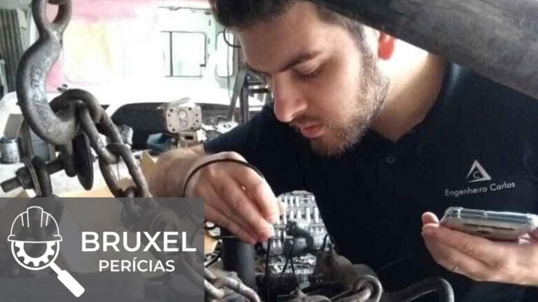 Perito da Bruxel Perícias inspecionando o motor de um veículo em análise técnica detalhada.