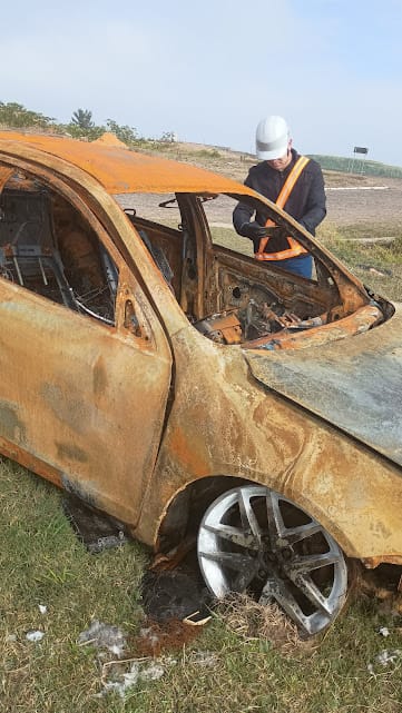Perito da Bruxel Perícias, na cidade de Tramandaí/RS, realizando a investigação de incêndio de um Ford Fusion.