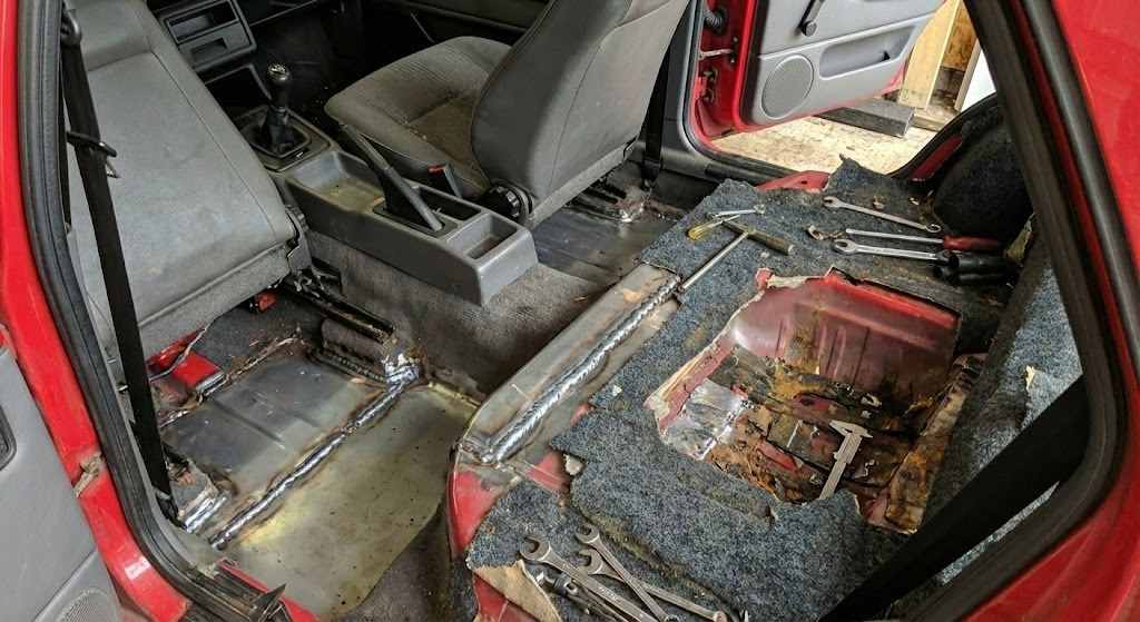 Detalhe de perícia técnica revelando fraude em carro de leilão com emenda de assoalho e solda grosseira em Três Coroas, RS.