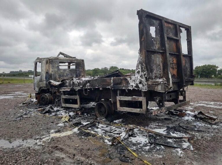 Perícia de incêndio em caminhão Volkswagen Constellation em Estância Velha RS com foco em danos no motor de arranque.