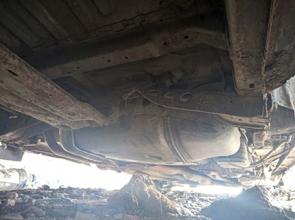 Análise técnica de pericia em aquaplanagem em acidente de trânsito ocorrido na BR-116, em São Lourenço do Sul do RS, destacando a deformação do eixo traseiro de um veículo Chevrolet Spin