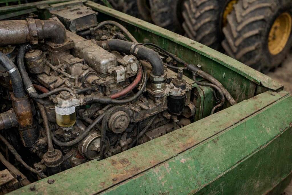 Perícia em motor adaptado em colheitadeira John Deere revelando superaquecimento em São Borja RS