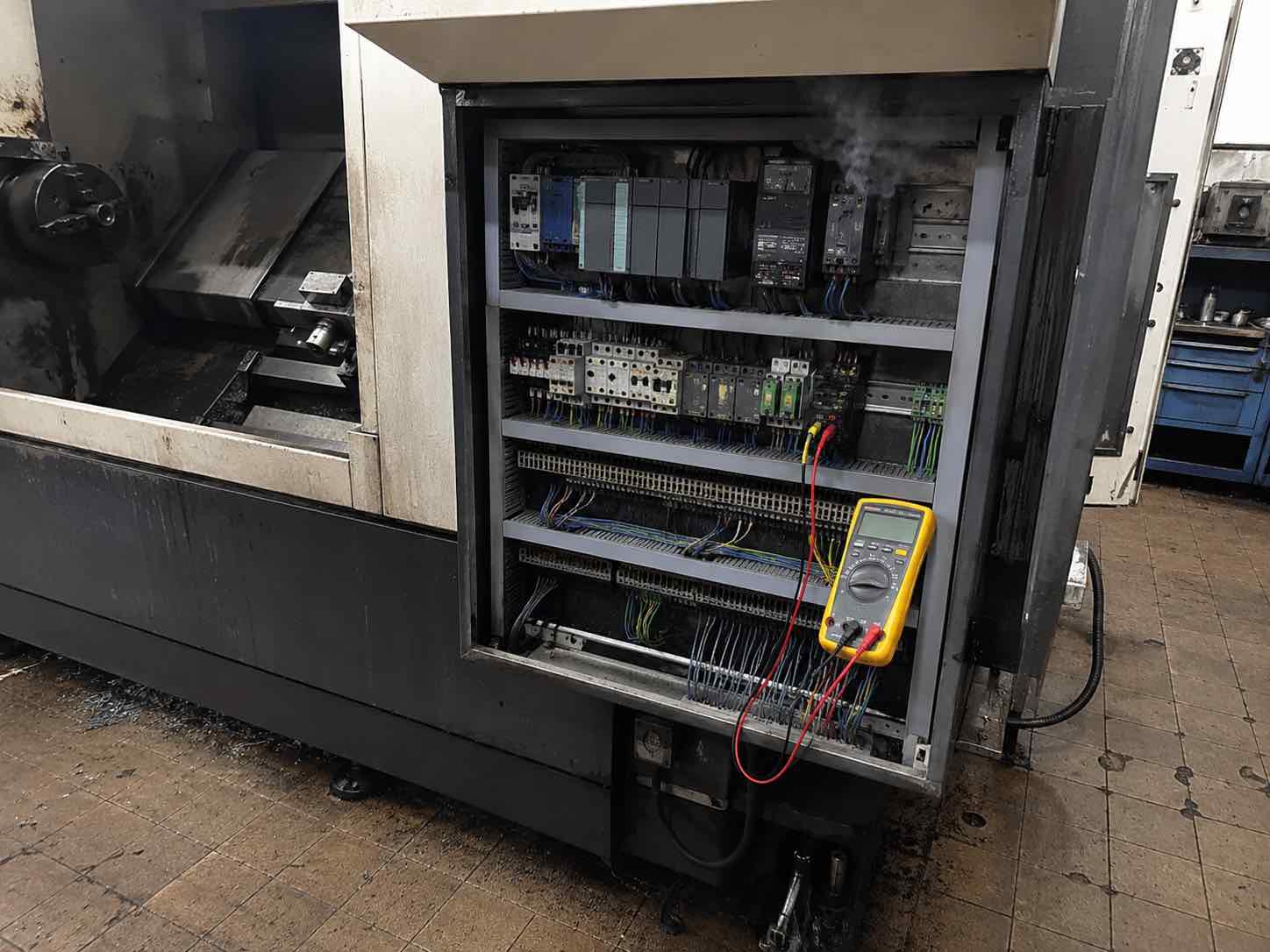 Fotografia de um painel elétrico aberto revelando módulos eletrônicos de acionamento em curto-circuito, registro feito durante uma perícia em torno CNC em Sapiranga RS.