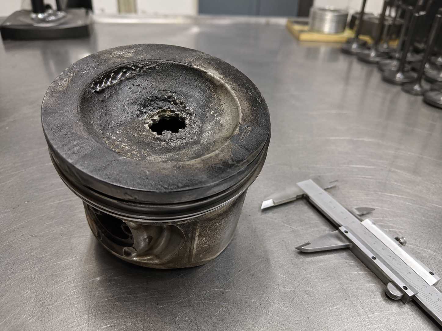 Pistão furado em motor diesel: 1 disputa de retífica na Serra Gaúcha que parou o caminhão