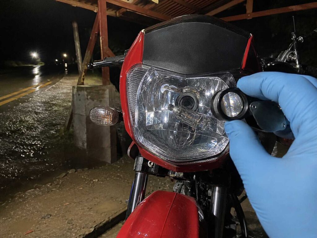 Visibilidade de motocicleta em São Marcos - RS - Perícia de engenharia analisando o farol ineficiente e pneus carecas em colisão noturna.
